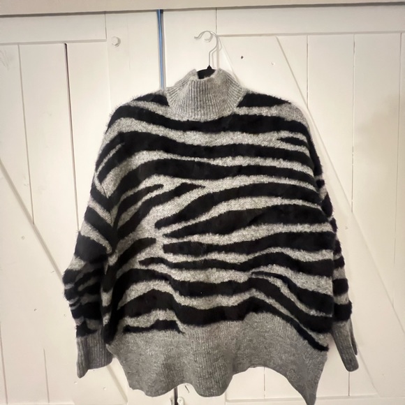 Gorgoues sweater; incredible soft, never worn - Picture 5 of 6
